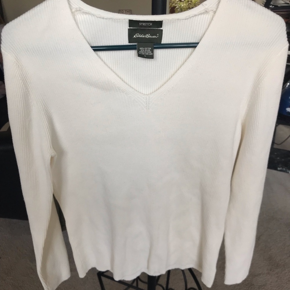 Cream colored long sleeve v-neck shirt
